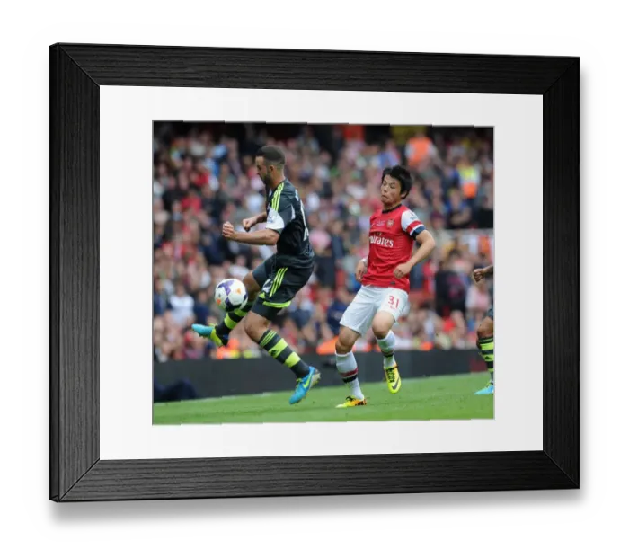 Framed Print : Ryo Miyaichi Outmaneuvers Marc Wilson in Arsenal's Victory over Stoke City Framed Print : Ryo Miyaichi Outmaneuvers Marc Wilson in Arsenal's Victory over Stoke City
