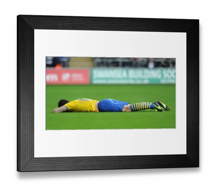 Framed Print : Olivier Giroud in Action: Swansea City vs Arsenal, Premier League 2013-14