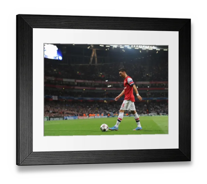 Framed Print : Mesut Ozil in Action: Arsenal vs SSC Napoli (2013-14) Framed Print : Mesut Ozil in Action: Arsenal vs SSC Napoli (2013-14)