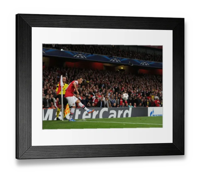 Framed Print : Mesut Ozil in Action: Arsenal vs SSC Napoli (2013-14) Framed Print : Mesut Ozil in Action: Arsenal vs SSC Napoli (2013-14)