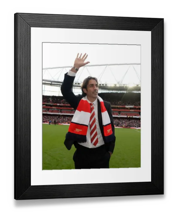 Framed Print : Robert Pires Returns: Arsenal Legends Reunite at Emirates during Arsenal v Norwich City, Premier League