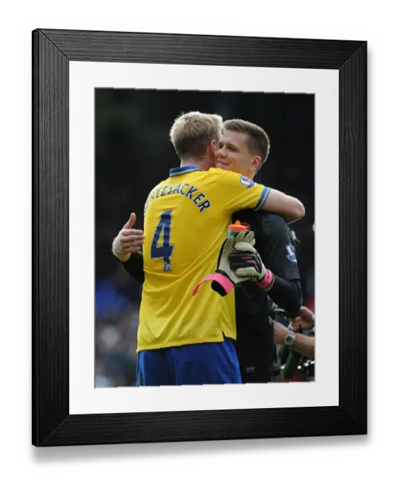 Framed Print : Arsenal's Emotional Reunion: Per Mertesacker and Wojciech Szczesny Hug It Out After Crystal Palace Clash (2013-14)