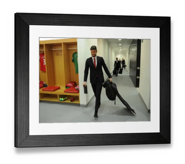 Framed Print : Arsenal's Olivier Giroud Prepares for Arsenal v Liverpool Clash (2013-14) Framed Print : Arsenal's Olivier Giroud Prepares for Arsenal v Liverpool Clash (2013-14)