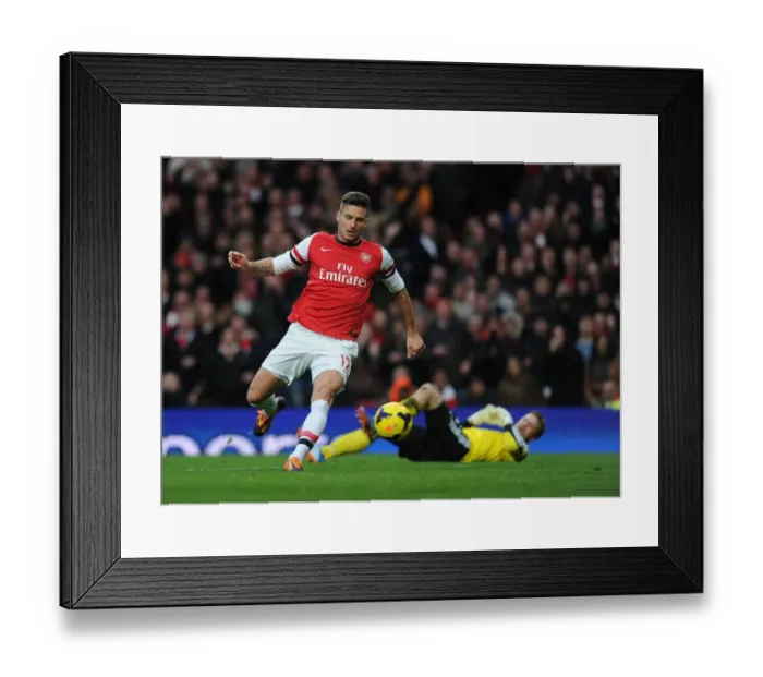 Framed Print : Giroud's Dramatic Goal: Arsenal's Thrilling Victory Over Southampton, Premier League 2013-14