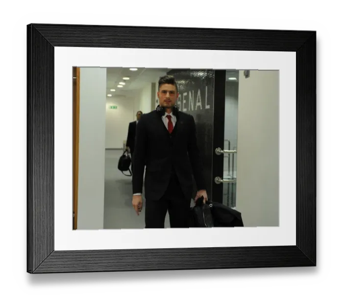 Framed Print : Arsenal's Olivier Giroud Readies for Kickoff Against Southampton (2013-14) Framed Print : Arsenal's Olivier Giroud Readies for Kickoff Against Southampton (2013-14)