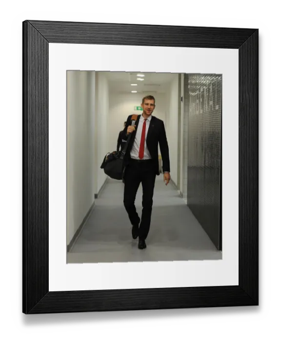 Framed Print : Per Mertesacker: Focused and Ready for Arsenal vs Southampton (Premier League, 2013-14)