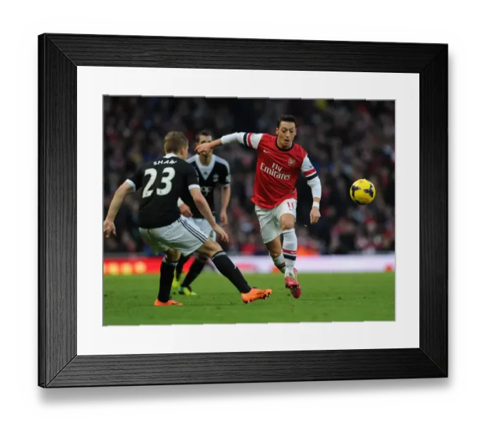 Framed Print : Mesut Ozil Outmaneuvers Luke Shaw: Arsenal vs Southampton, Premier League 2013-14