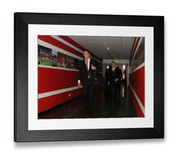 Framed Print : Mesut Ozil: Arrival at Emirates Stadium - Arsenal vs Olympique de Marseille, UEFA Champions League (2013) Framed Print : Mesut Ozil: Arrival at Emirates Stadium - Arsenal vs Olympique de Marseille, UEFA Champions League (2013)