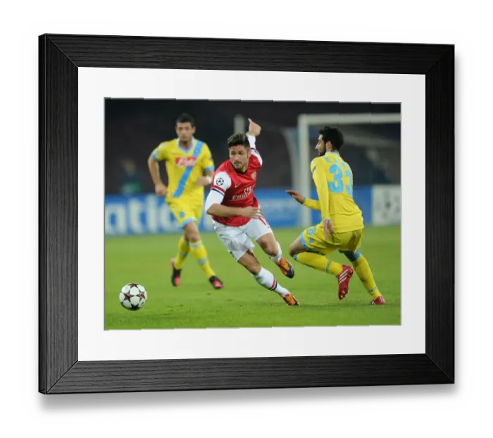 Framed Print : Olivier Giroud Outmaneuvers Raul Albiol in Napoli vs Arsenal UEFA Champions League Clash