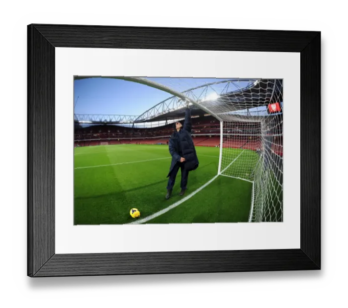 Framed Print : Arsenal: Preparing the Turf for Battle - Arsenal v Hull City (2013-14)