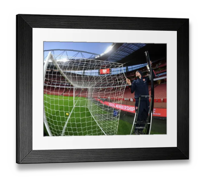 Framed Print : Arsenal Groundsmen: Readying the Emirates Turf for Kick-off (Arsenal vs Hull City, 2013-14)