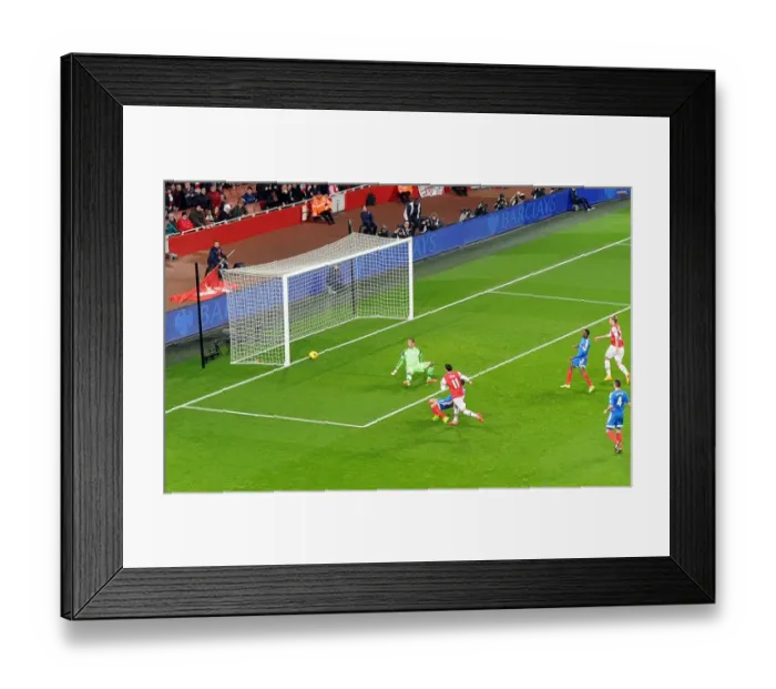 Framed Print : Mesut Ozil's Pressured Goal: Arsenal vs Hull City (2013-14)