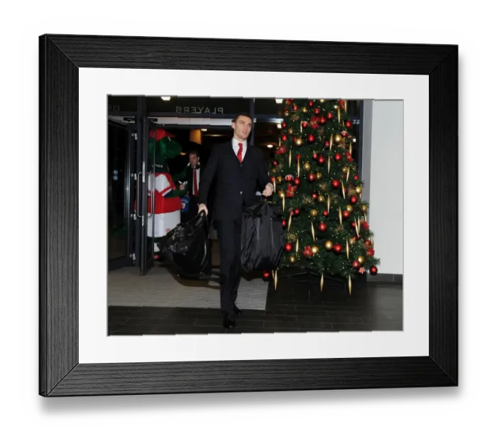 Framed Print : Thomas Vermaelen Enters Emirates Stadium: Arsenal vs Hull City, Premier League 2013-14 Framed Print : Thomas Vermaelen Enters Emirates Stadium: Arsenal vs Hull City, Premier League 2013-14