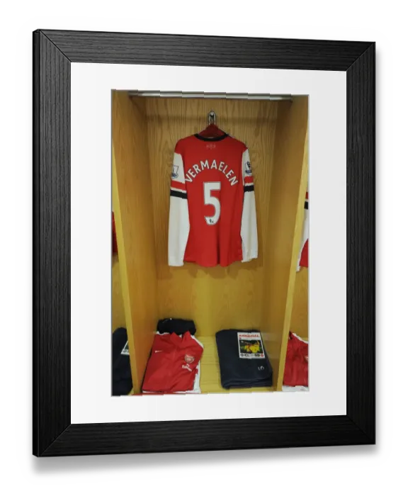 Framed Print : Thomas Vermaelen: Pre-Match Ritual at Arsenal's Emirates Stadium (Arsenal v Hull City, 2013-14)