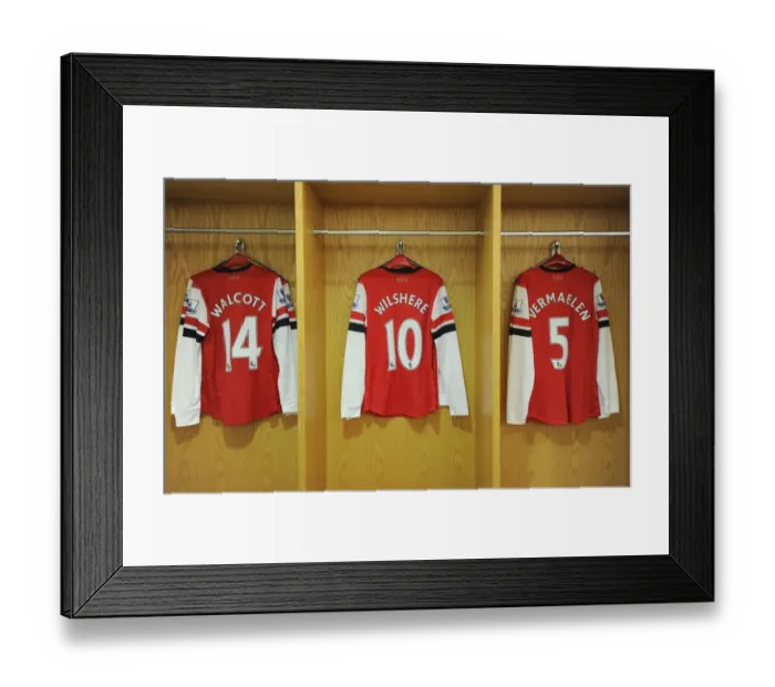 Framed Print : Arsenal Trio: Walcott, Wilshere, Vermaelen in the Changing Room (Arsenal v Hull City, 2013-14)