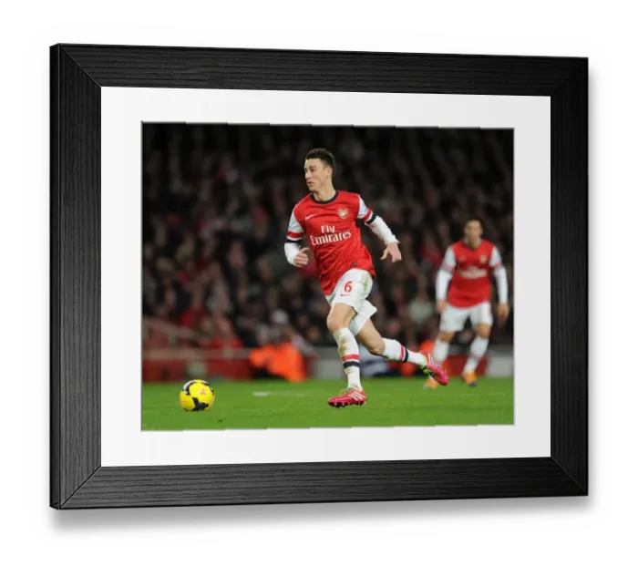 Framed Print : Laurent Koscielny: Arsenal's Defensive Powerhouse vs. Everton (2013-14)