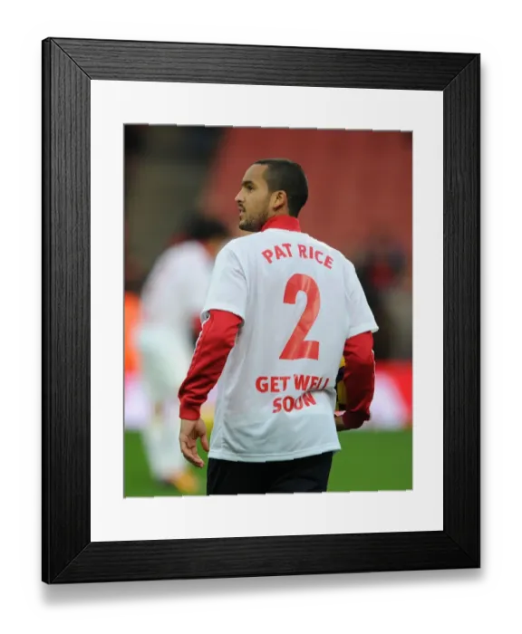 Framed Print : Theo Walcott Honors Pat Rice with Get Well Soon Message before Arsenal vs. Everton (2013-14) Framed Print : Theo Walcott Honors Pat Rice with Get Well Soon Message before Arsenal vs. Everton (2013-14)