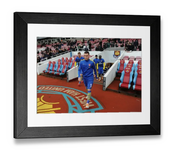 Framed Print : Thomas Vermaelen Leads Arsenal in Pre-Match Warm-Up vs. West Ham United (2013-14)