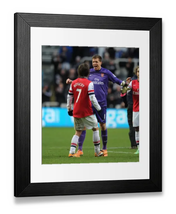 Framed Print : Celebrating Victory: Rosicky and Szczesny of Arsenal