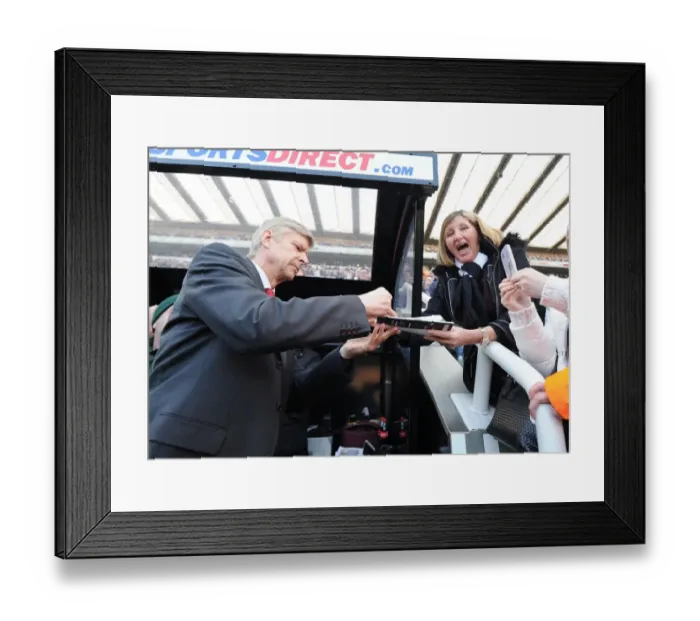 Framed Print : Arsene Wenger Signs Programme at Newcastle United vs Arsenal (2013-14) Framed Print : Arsene Wenger Signs Programme at Newcastle United vs Arsenal (2013-14)