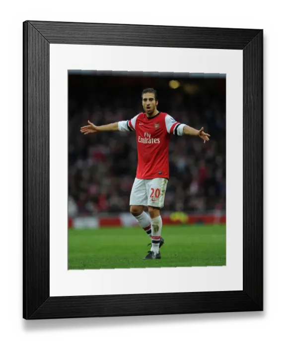 Framed Print : Mesut Ozil in Action: Arsenal vs Fulham, Premier League 2013-14