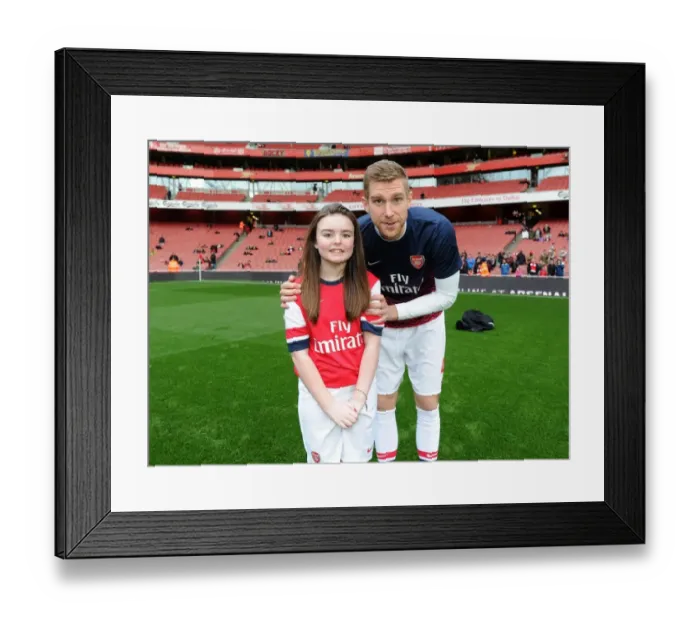 Framed Print : Arsenal mascot with Per Mertesacker (Arsenal). Arsenal 2: 0 Fulham. Barclays Premier League Framed Print : Arsenal mascot with Per Mertesacker (Arsenal). Arsenal 2: 0 Fulham. Barclays Premier League