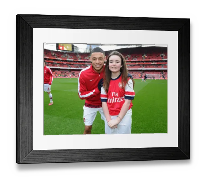 Framed Print : Arsenal mascot with Alex Oxlade-Chamberlain (Arsenal). Arsenal 2: 0 Fulham. Barclays Premier League