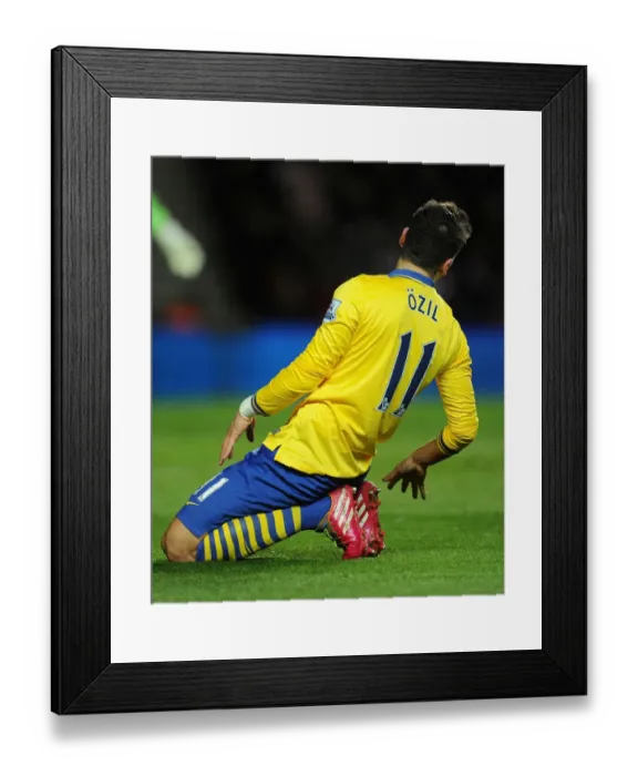 Framed Print : Mesut Ozil in Action: Southampton vs Arsenal, Premier League 2013-14 Framed Print : Mesut Ozil in Action: Southampton vs Arsenal, Premier League 2013-14