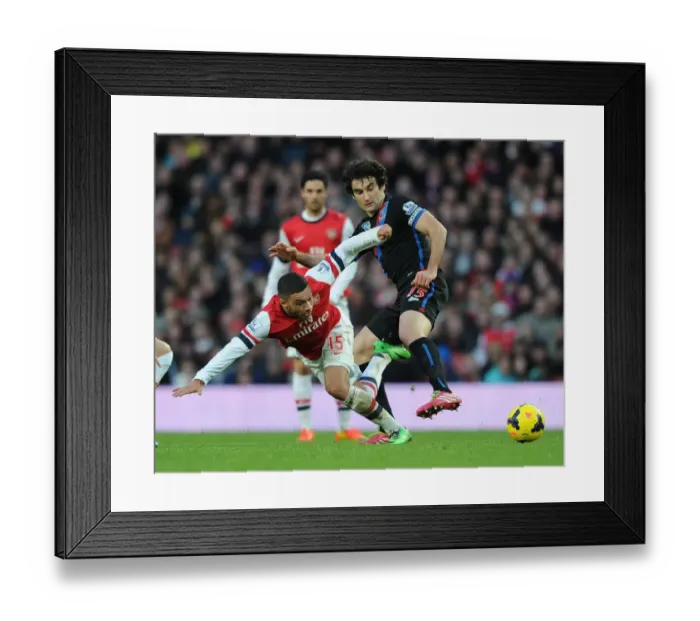 Framed Print : Arsenal vs Crystal Palace: Oxlade-Chamberlain vs Jedinak - Intense Battle in the Premier League