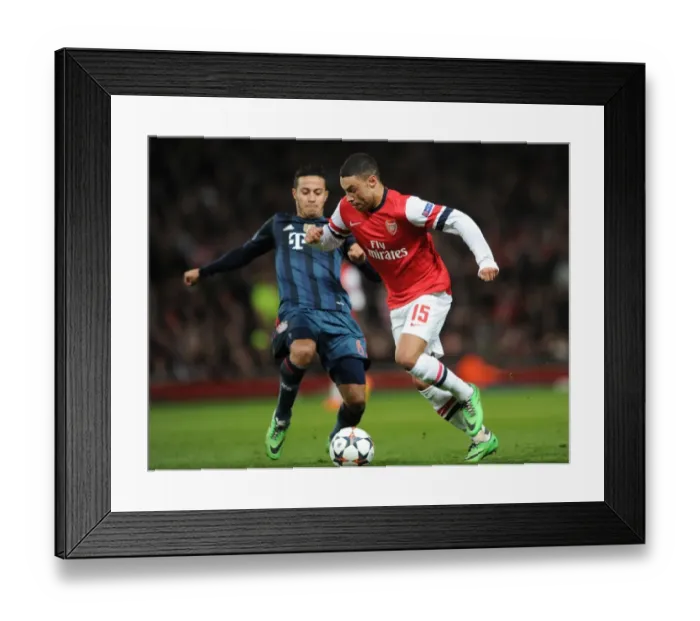 Framed Print : Arsenal's Oxlade-Chamberlain Clashes with Bayern's Thiago in Champions League Showdown Framed Print : Arsenal's Oxlade-Chamberlain Clashes with Bayern's Thiago in Champions League Showdown