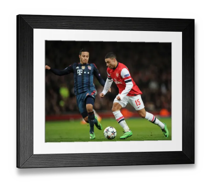 Framed Print : Clash of Talents: Oxlade-Chamberlain vs. Thiago Alcantara - Arsenal v Bayern Munich, UEFA Champions League