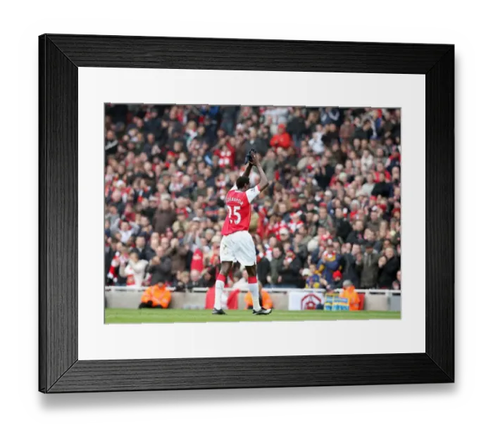 Framed Print : Emmanuel Adebayor (Arsenal) claps the fans as he leaves the pitch Framed Print : Emmanuel Adebayor (Arsenal) claps the fans as he leaves the pitch