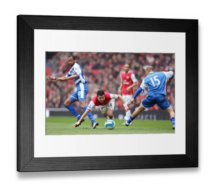 Framed Print : Cesc Fabregas (Arsenal) Jimmy Kebe and James Harper (Reading)