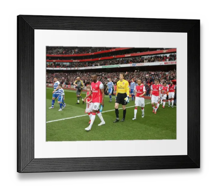 Framed Print : William Gallas (Arsenal) and Graeme Murty (Reading) lead out the teams before the match