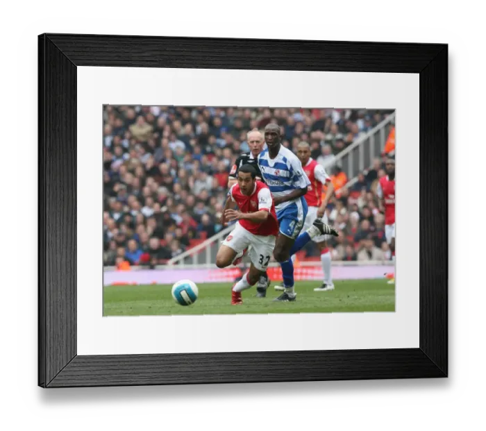 Framed Print : Theo Walcott (Arsenal) Kalifa Cisse (Reading)