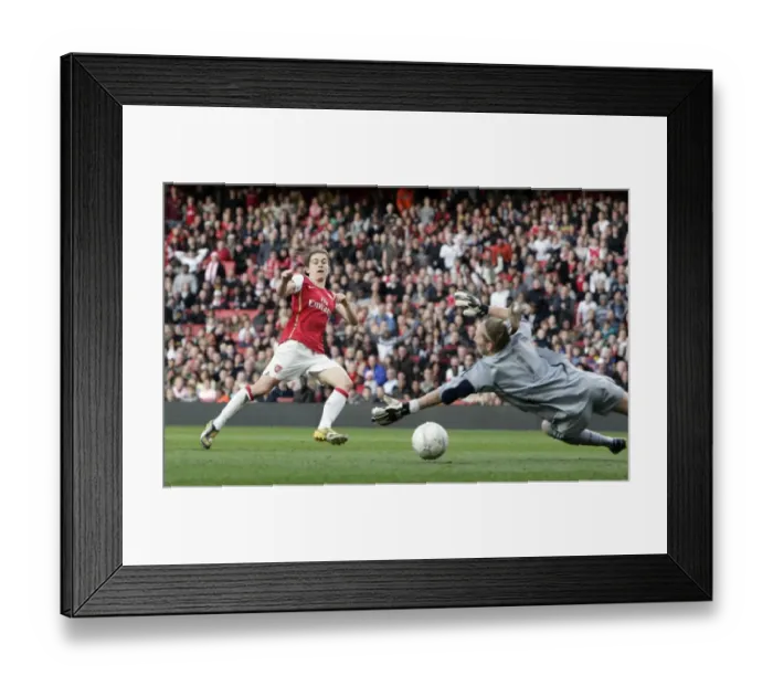 Framed Print : Karen Carney scores her and Arsenals 1st goal past Siobhan Chamberlian (Chelsea)