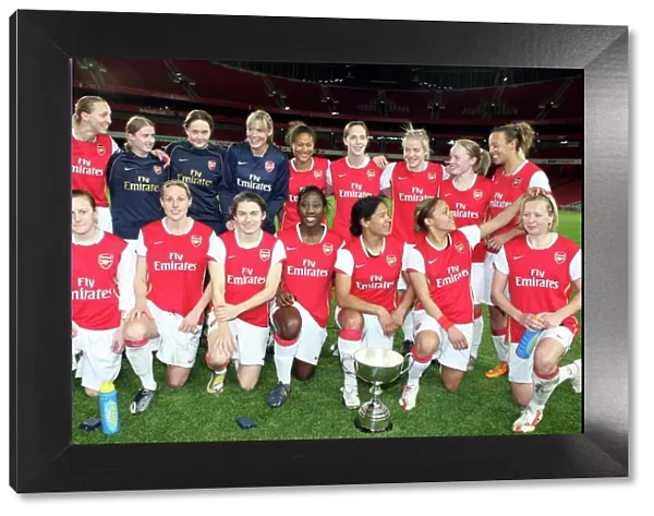 Arsenal Ladies with the Premier League Trophy