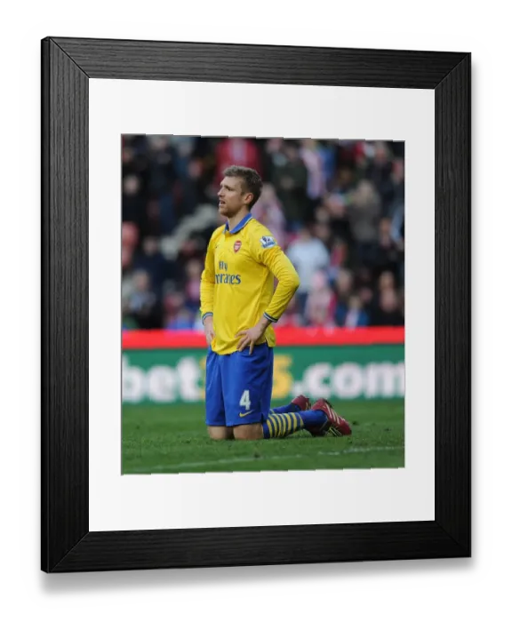 Framed Print : Per Mertesacker's Unwavering Concentration: Arsenal vs Stoke City Showdown (2014) Framed Print : Per Mertesacker's Unwavering Concentration: Arsenal vs Stoke City Showdown (2014)