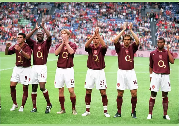 The Arsenal team clap the fans before the match. Arsenal 2: 1 Porto