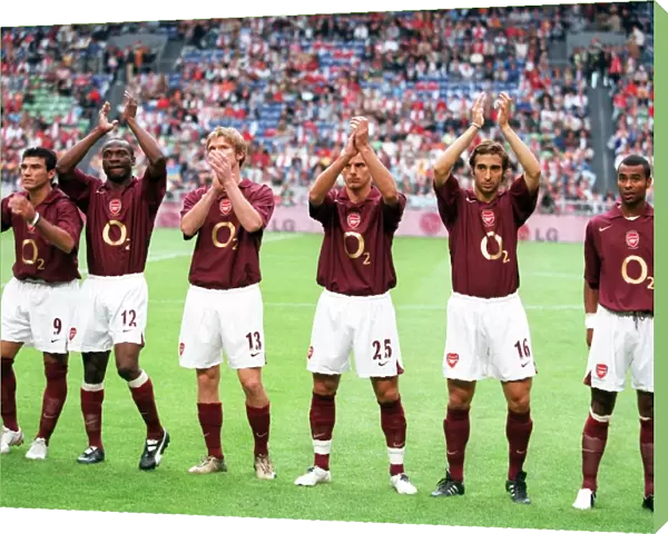 The Arsenal team clap the fans before the match. Arsenal 2: 1 Porto