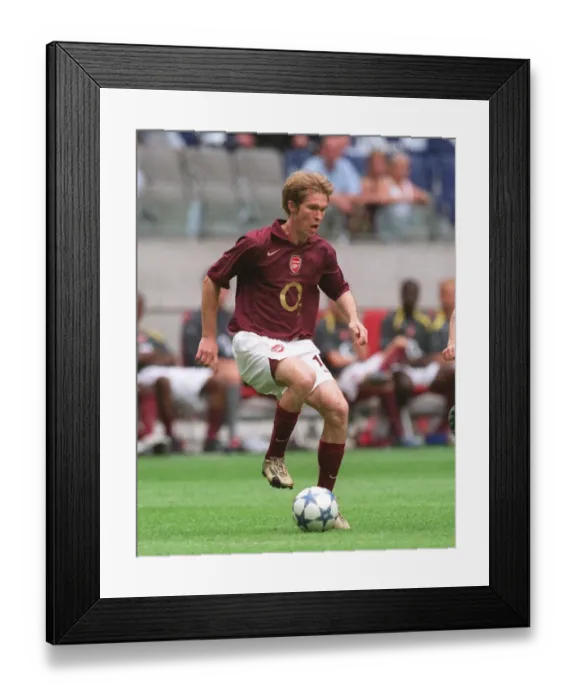 Framed Print : Alex Hleb in Action: Arsenal's Victory over Porto at the Amsterdam Tournament, 2005