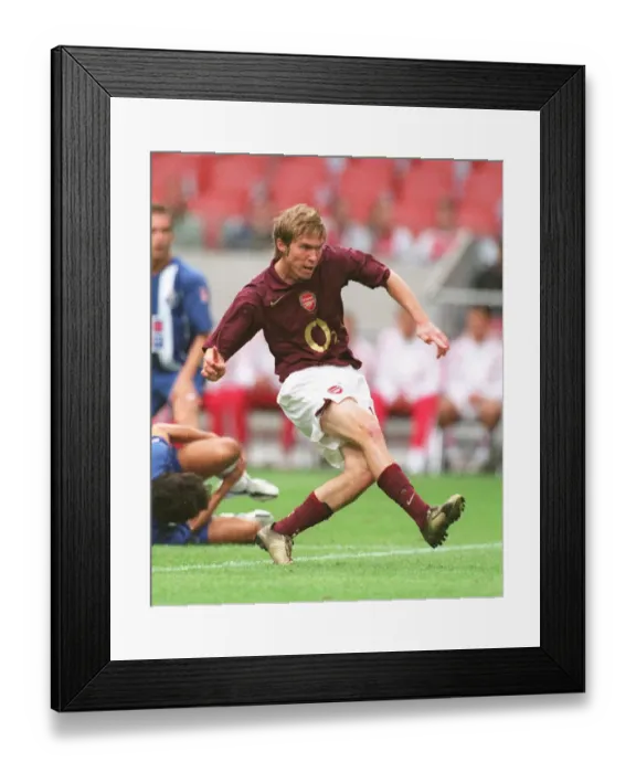 Framed Print : Alex Hleb in Action: Arsenal's Triumph over Porto at the Amsterdam Tournament, 2005