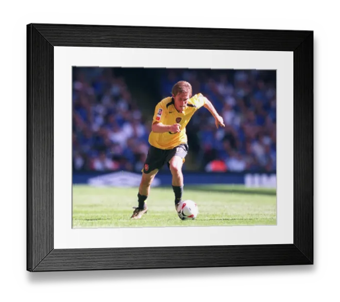 Framed Print : Alex Hleb (Arsenal). Arsenal 1: 2 Chelsea. FA Community Shield Framed Print : Alex Hleb (Arsenal). Arsenal 1: 2 Chelsea. FA Community Shield