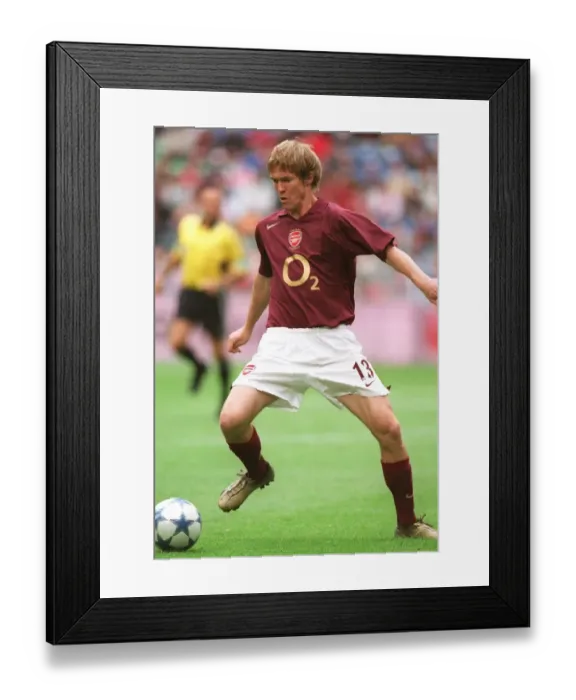 Framed Print : Alex Hleb in Action: Arsenal's Victory at the Amsterdam Tournament vs Porto, 2005