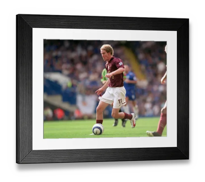 Framed Print : Alex Hleb's Triumph: Arsenal's 1-0 Victory Over Chelsea at Stamford Bridge, 2005