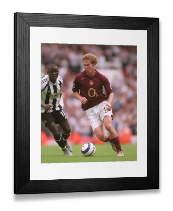 Framed Print : Alex Hleb (Arsenal) Amdy Faye (Newcastle). Arsenal 2: 0 Newcastle United Framed Print : Alex Hleb (Arsenal) Amdy Faye (Newcastle). Arsenal 2: 0 Newcastle United