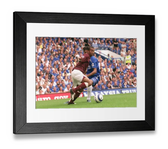 Framed Print : Ashley Cole (Arsenal) Paulo Ferreira (Chelsea). Chelsea 1: 0 Arsenal
