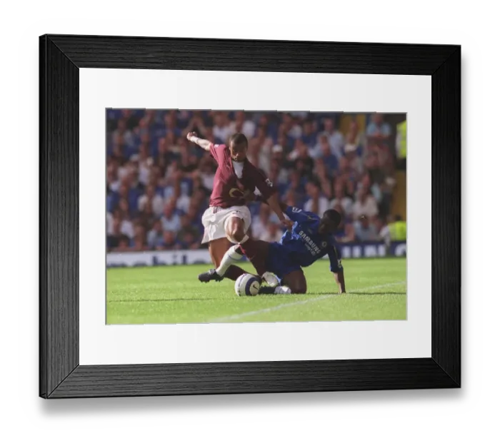 Framed Print : Ashley Cole (Arsenal) Shaun Wright-Phillips (Chelsea). Chelsea 1: 0 Arsenal Framed Print : Ashley Cole (Arsenal) Shaun Wright-Phillips (Chelsea). Chelsea 1: 0 Arsenal