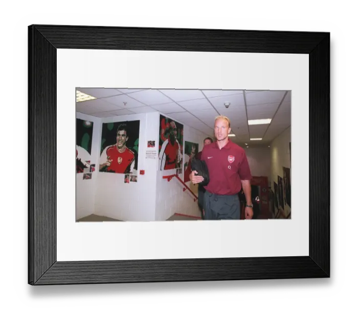 Framed Print : Dennis Bergkamp (Arsenal). Arsenal 1: 2 Chelsea. FA Community Shield Framed Print : Dennis Bergkamp (Arsenal). Arsenal 1: 2 Chelsea. FA Community Shield