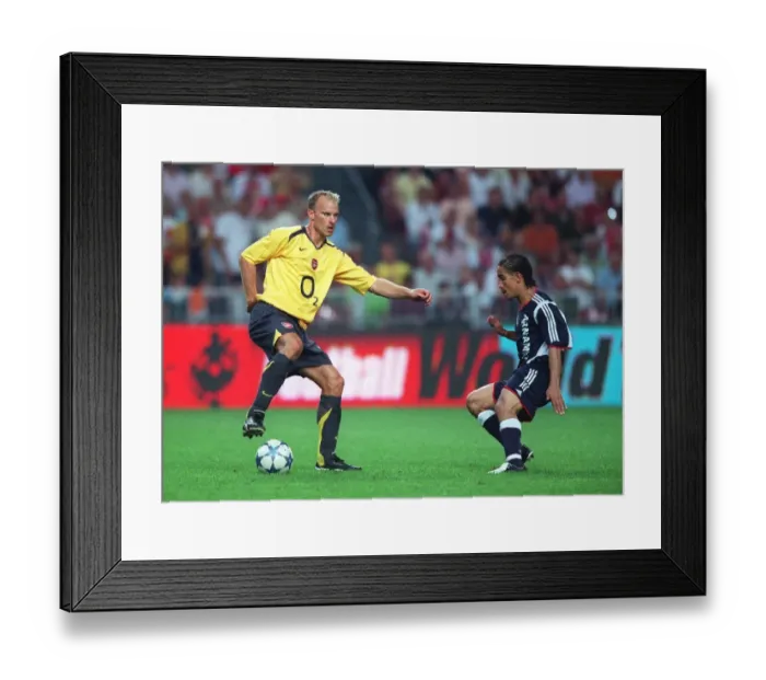 Framed Print : Dennis Bergkamp (Arsenal) Nigel De Jong (Ajax). Ajax 0: 1 Arsenal Framed Print : Dennis Bergkamp (Arsenal) Nigel De Jong (Ajax). Ajax 0: 1 Arsenal